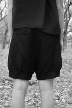 Load image into Gallery viewer, LINEN SHORTS 003 - BLACK
